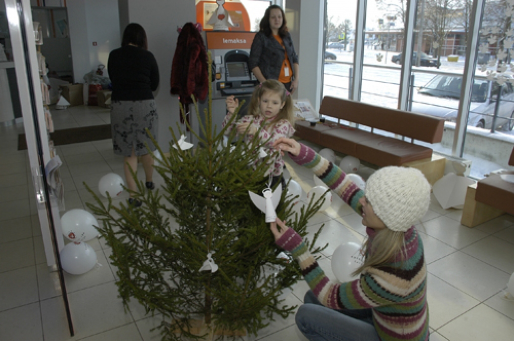 Gianeja Zaļkalne bankas eglītē iekar meitiņas Lizetes izkrāsoto eņģelīti.
Autors: Ivars Bogdanovs