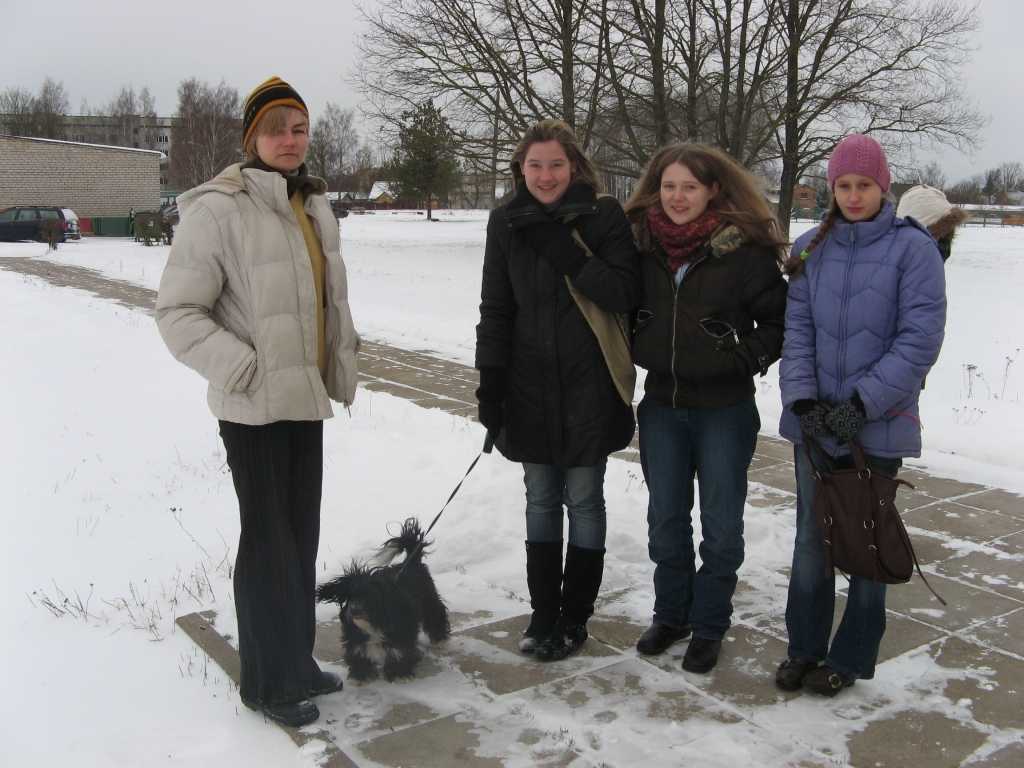 Jelgavas dzīvnieku patversmes darbiniece Mārīte (no kreisās) deva iespēju Iecavas vidusskolas skolniecēm Kristiānai Kalnciemai, Artai Briedei un Ievai Olgai Jēkabsonei izvest pastaigā sunīti.
Autors: No Iecavas vidusskolas arhīva.