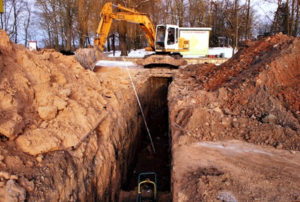 Stāvlaukumā nepieciešamais kanalizācijas dziļums ir četri metri. Pašlaik lejā ir siltāks nekā zemes virspusē. 
Autors: Uldis Varnevičs