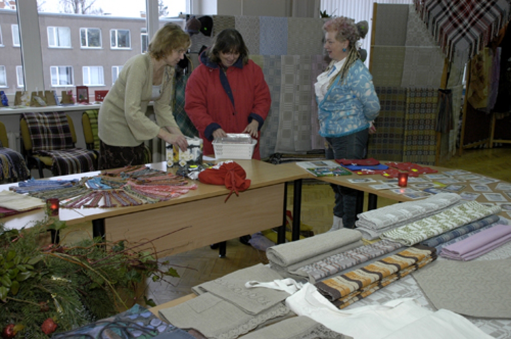 Amatnieku tirdziņam katru dienu pievienojas vēl kāds dalībnieks. Darbus izliek (no kreisās) lietišķās mākslas studijas «Stella» vadītāja Maira Vīķe, kartīšu autore Svetlana Fedosejeva un rotu māksliniece Lidija Reinberga.
Autors: Ivars Bogdanovs