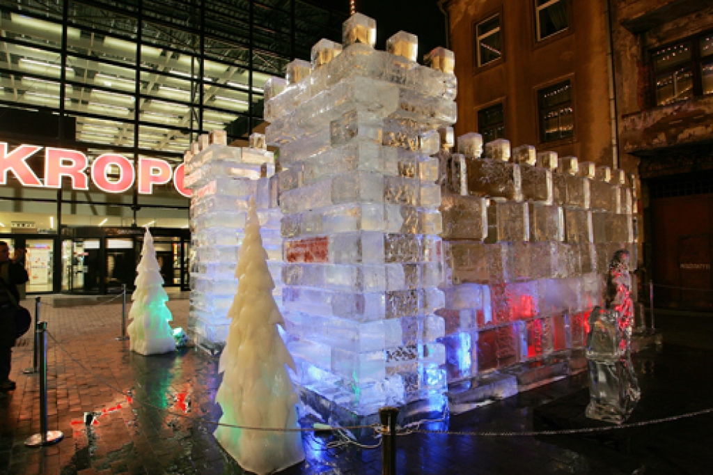 Pirmo reizi Baltijas valstīs uzbūvēta pils no īsta ledus.
Autors: Publicitātes foto