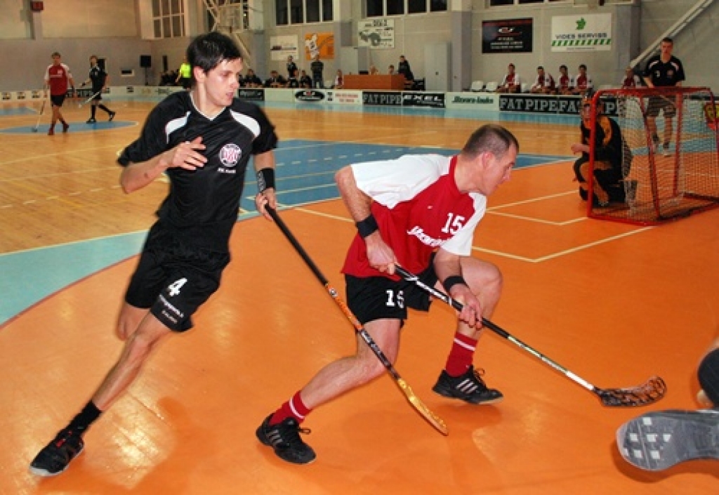 Baušķenieku treneris Ingus Panteļejevs (15. numurs) spēlē pret «Kuršiem» atkal bija spiests iet laukumā. 
Autors: Uldis Varnevičs