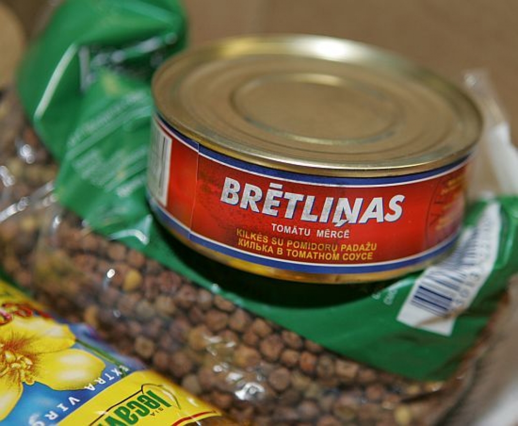 Gaidīs katru, kurš var atnest kādu mazumiņu – putraimus, makaronus, rīsus, griķus, kartupeļus, konservus, citus ikdienas maltītei un ilgākai glabāšanai derīgus produktus.
Autors: www.diena.lv