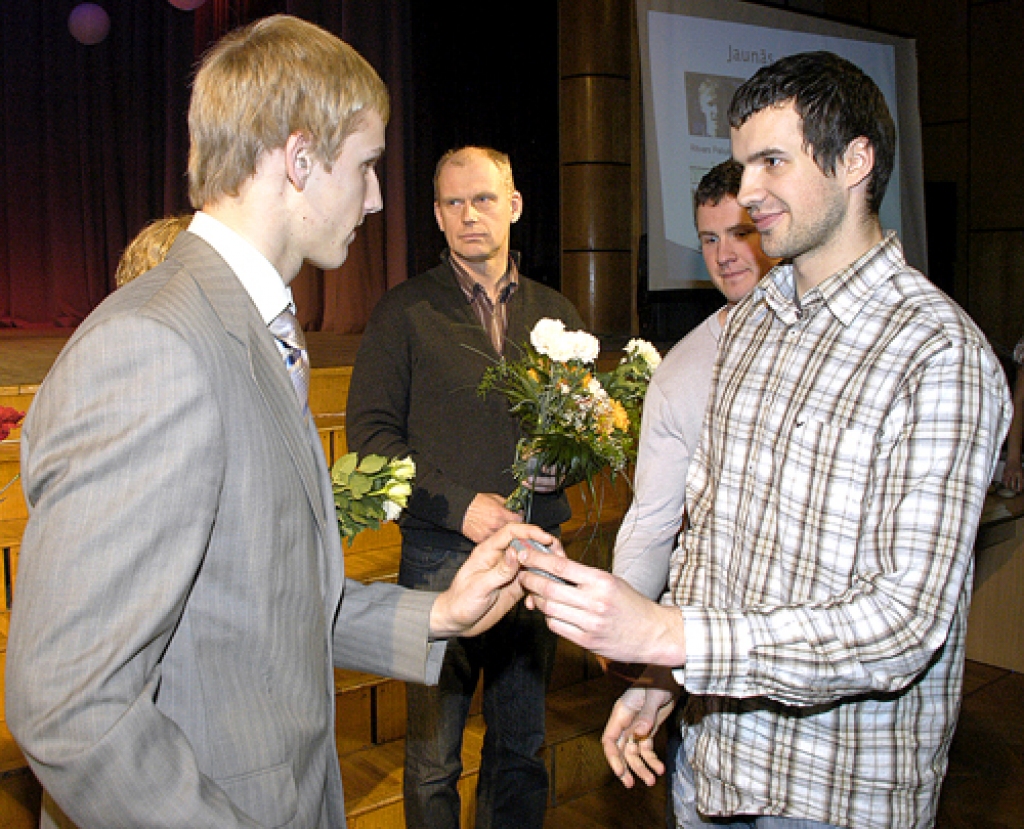 Reinis Krēgers (no kreisās) 4. decembrī saņēma 2009. gada «Jaunās cerības balvu», to viņam pasniedza hokejists Krišjānis Rēdlihs.
Autors: Ivars Bogdanovs