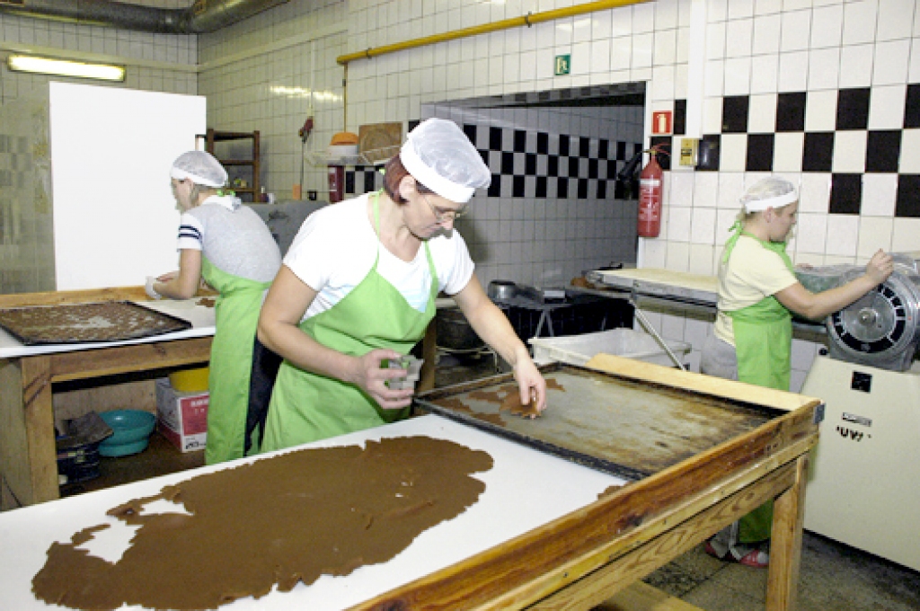 Piparkūku cepējas «Bauskas klēts» konditorejā decembrī strādā divās maiņās – Pārsla Drozdovska, Solveiga Krastiņa un Solvita Pašiškēvica.
Autors: Ivars Bogdanovs