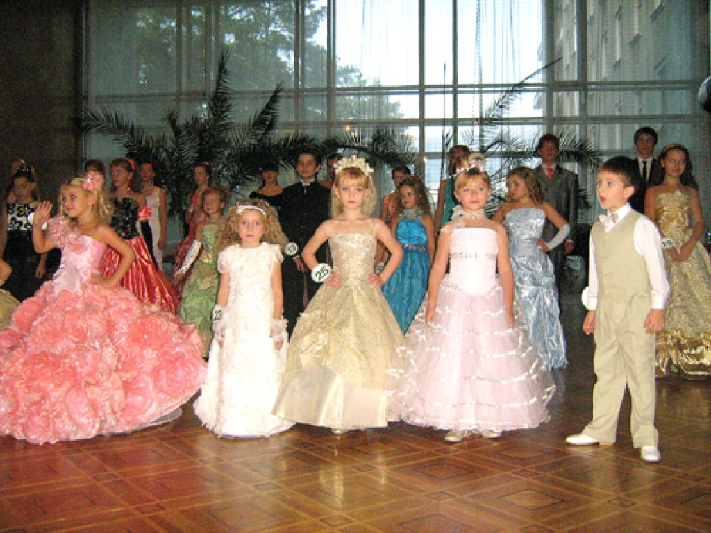 Amanda Ivulāne (otrā no kreisās) un festivāla «Modes sirdspuksti» laureāti  sarīkojuma noslēgumā Cēsīs.
Autors: no biedrības «Gintas modes teātris» albuma