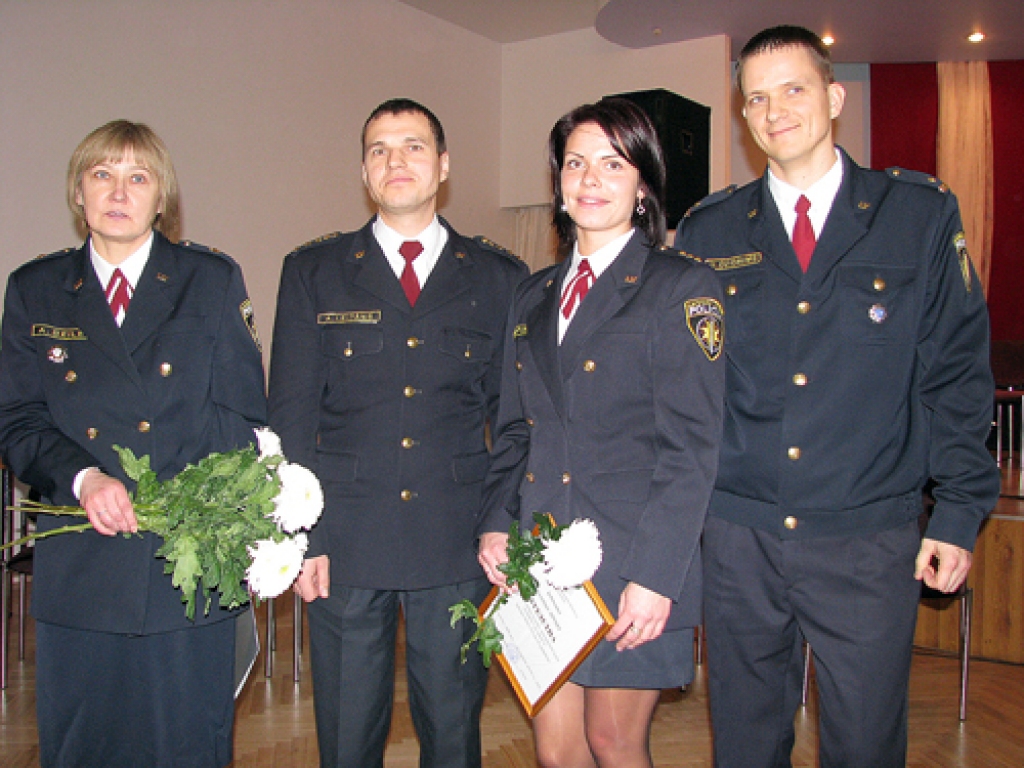 Baušķenieku Andas Seiles (no kreisās), Kristīnes Apines un Ulda Dzidruma godprātīgais darbs novērtēts ar Valsts policijas goda rakstiem un pateicību. Aivis Leitāns svētku dienā uzzināja, ka viņam piešķirta majora pakāpe. 
Autors: Juris Iļņickis