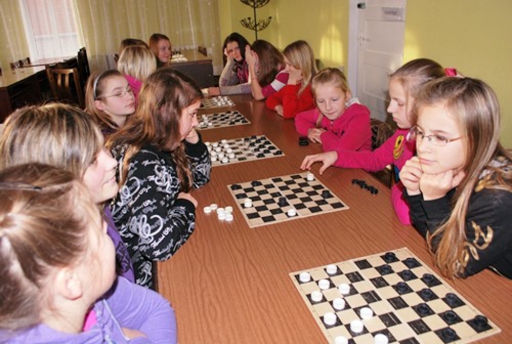 Meitenes gaida, kad noslēgsies Bauskas novada pirmās atklātās dambretes olimpiādes pēdējā spēle. Pēc tam sāksies apbalvošana. 
Autors: Uldis Varnevičs