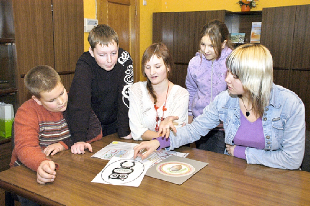 Pieci no Gailīšu pagasta Uzvaras vidusskolas rīkotā konkursa «Manas skolas simbols» dalībniekiem – Mārcis Naktiņš (no kreisās), Gints Holsts, Līga Grimalovska, Sendija Jakobsone un Evija Liepa. 
Autors: Ivars Bogdanovs