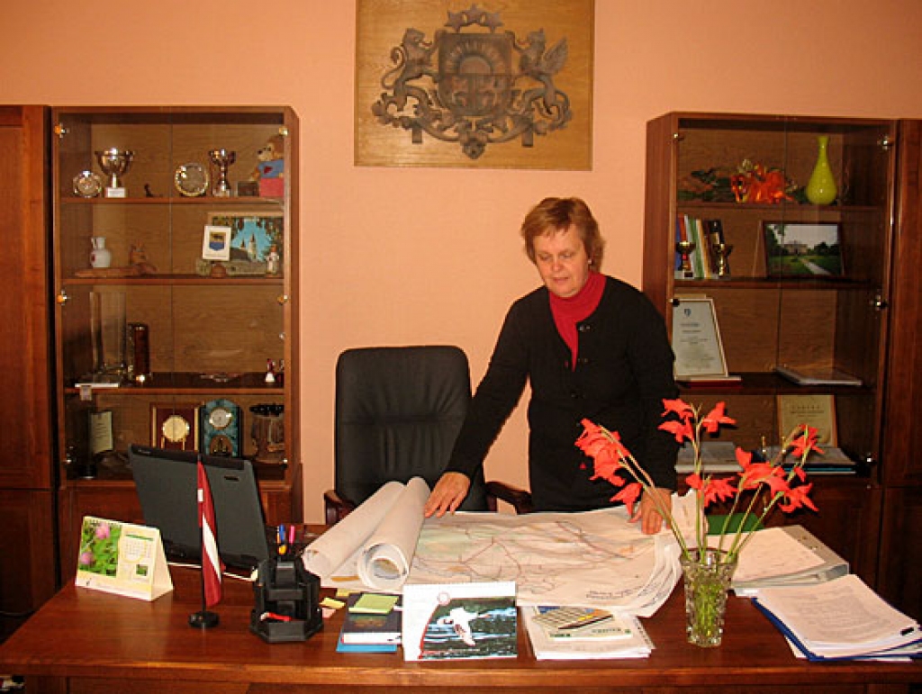 Atnākušie Brunavā, arī Grenctālē atzinīgus vārdus veltīja pašreizējai pagasta pārvaldniecei Baibai Marčenkovai. 
Autors: No «Bauskas Dzīves» arhīva.