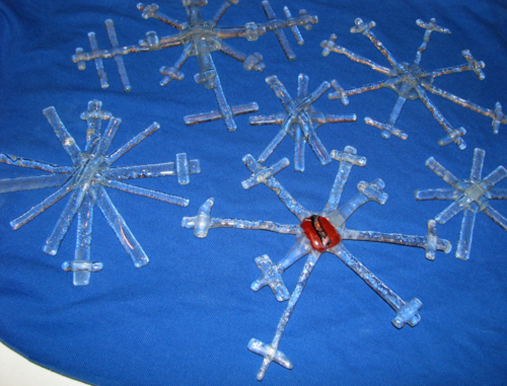 Vecumnieku mūzikas un mākslas skolas audzēkņi Ziemassvētku dekoram gatavo stikla sniegpārsliņas.
Autors: Juris Iļņickis