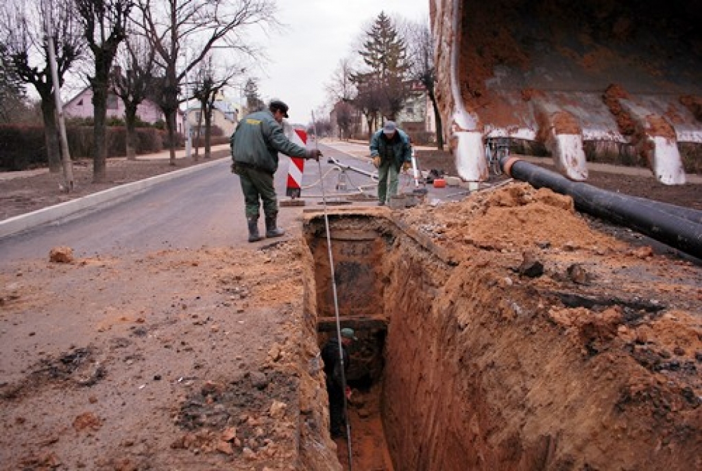 Lietus kanalizācijas izbūves darbos ir izveidota apmēram četrus metru dziļa tranšeja. 
Autors: Uldis Varnevičs