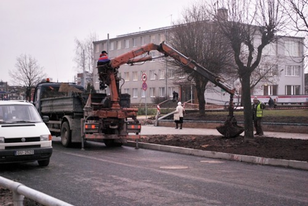Uzvaras ielā pašlaik notiek labiekārtošanas darbi – zaļajās zonās tiek bērta un izlīdzināta melnzeme. 
Autors: Uldis Varnevičs