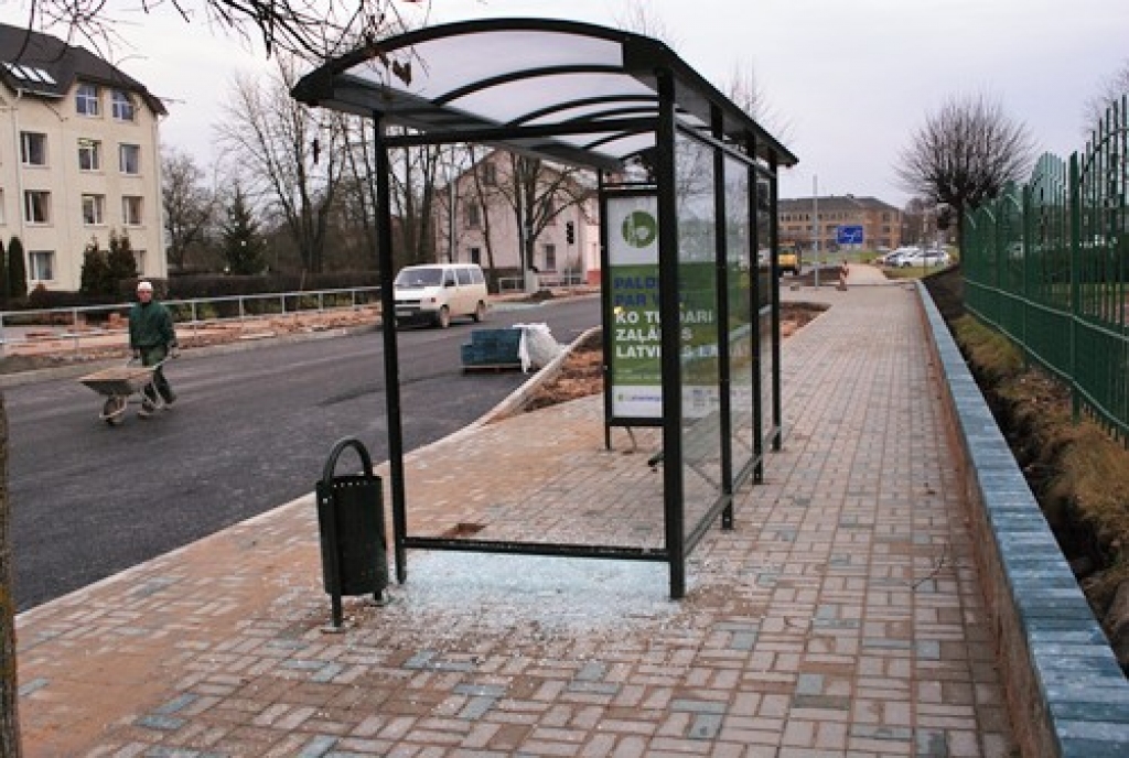 1. decembra rītā varēja vērot tikko uzstādīto jauno autobusu pieturas būdiņu, kurai izsists viens no logiem.
Autors: Uldis Varnevičs