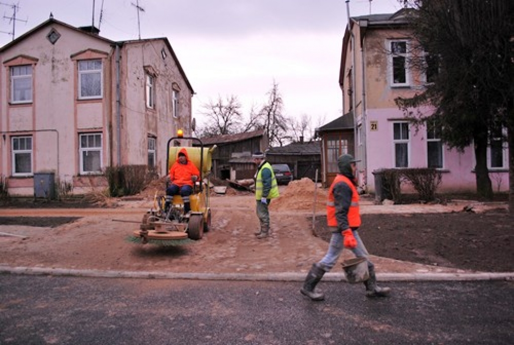 Uzvaras ielas 19. un 21. māju pagalmā piebrauktuve beidzot ir sakārtota tik tālu, lai transports varētu piebraukt pie mājām. 
Autors: Uldis Varnevičs