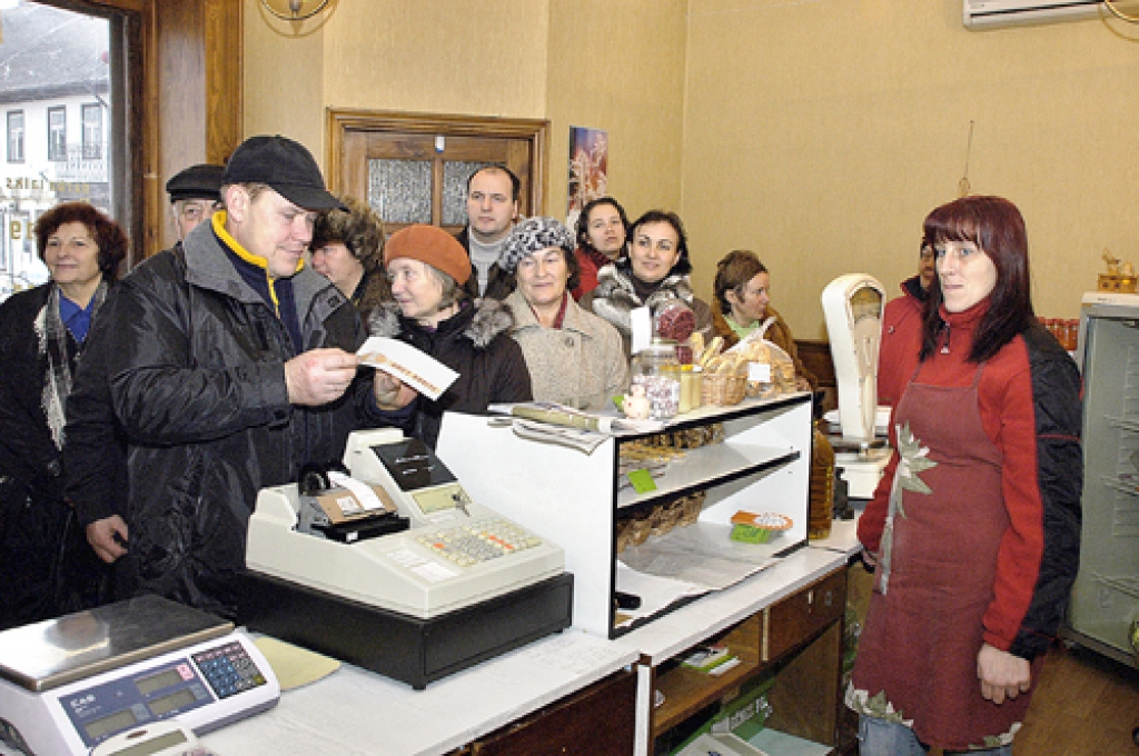 Jelgavas lauku uzņēmēji, ja vien vēlējās, veikalā «Omes bodīte» Bauskā varēja iegādāties arī dāvanu kartes. 
Autors: Ivars Bogdanovs