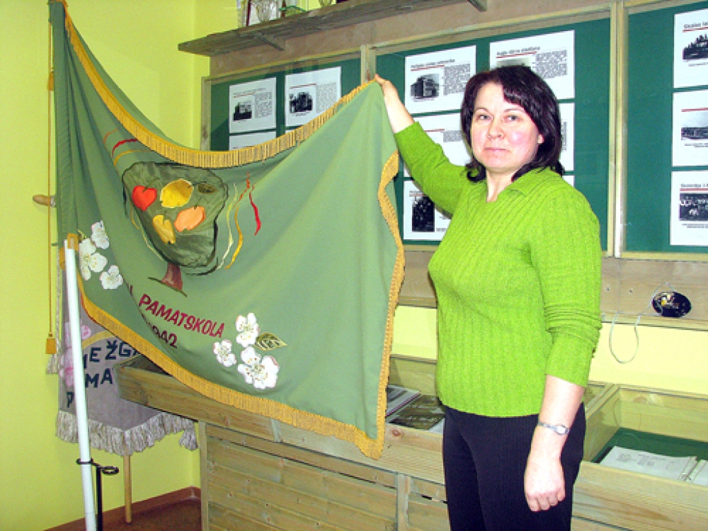 Santa Dručka, vēstures skolotāja, rāda Mežgaļu pamatskolas karogu, kas ikdienā tiek glabāts muzejā.
Autors: Juris Iļņickis