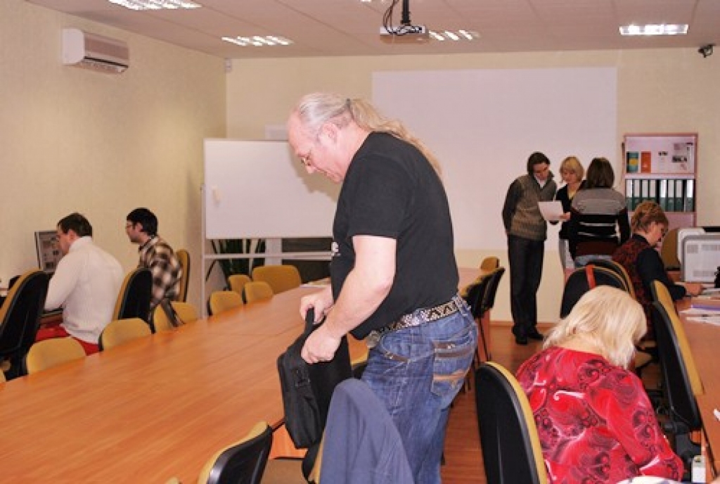 Uz apmācībām pulcējas ļoti dažāda vecuma cilvēki, kas vai nu vēlas radīt savu uzņēmumu, vai attīstīt jau esošo biznesu. 
Autors: Uldis Varnevičs