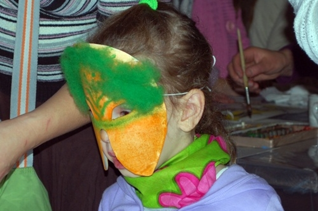 Ap 60 dalībnieku 27. decembrī pulcējās Bauskas pilī uz masku gatavošanu, frizūru  veidošanu un dejām ar princesēm. Bauskā vēl nepieredzētas izklaides mazākajiem vēstures interesentiem piedāvāja amatniecības un mākslas biedrība «Mīlestības...
Autors: Uldis Varnevičs