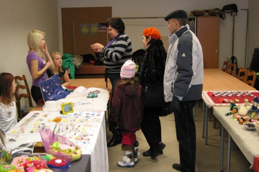 Iecavas vidusskolas septiņas skolēnu mācību firmas sestdien, 19. decembrī, tirgojās ar daudzveidīgām precēm kultūras namā. Preču klāstā bija daudzveidīgas rotaslietas, praktiski sadzīves un dizaina priekšmeti, rotaļlietas, aksesuāri.
Autors: Antra Zariņa