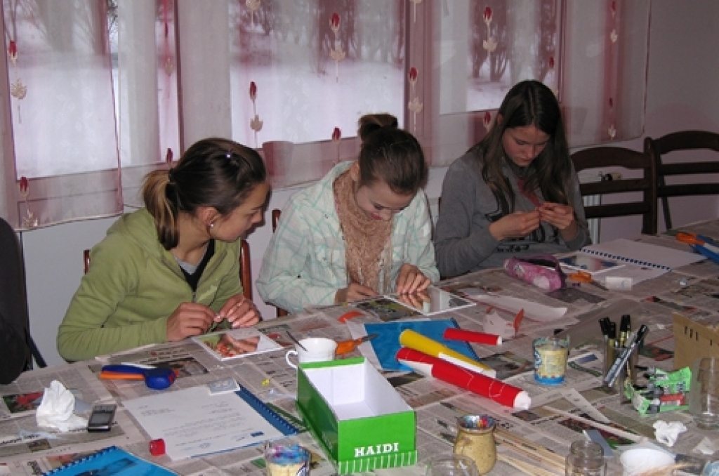 Iecavas novada jaunieši trešdien, 16. decembrī, Inovācijas izglītības centra «Ideja» par Eiropas naudu vadītajā projektā atpūtas centrā «Labirinti» apguva stikla dekorēšanu aukstās kodināšanas tehnikā. Projekts aptver vairāk nekā 350...
Autors: Antra Zariņa