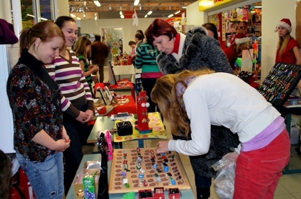 Teju divi desmiti skolēnu mācību firmu sapulcējās uz Ziemassvētku tirdziņu Bauskā. Tā nav vienīgā vieta, kur šogad savu preci piedāvā jaunie uzņēmēji.Augstskolas «Turība» Bauskas filiāles un organizācijas «Junior Achievement Latvija» 18....
Autors: Uldis Varnevičs