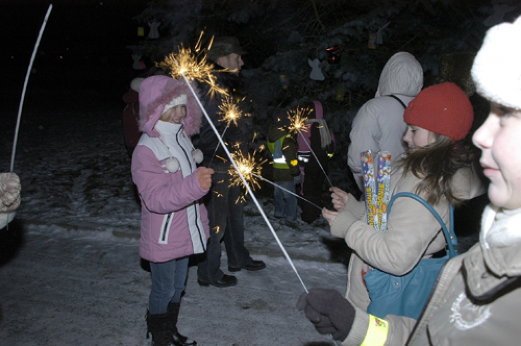 Aptuveni trīsdesmit drosmīgu codiešu aukstajā un tumšajā otrdienas pievakarē bija sanākuši pie pagasta pārvaldes ēkas, lai visi kopā svinētu gada gaišāko svētku tuvošanos ar egles iedegšanu. Codes pagasta pārvaldes sekretāre Solvita...
Autors: Ivars Bogdanovs