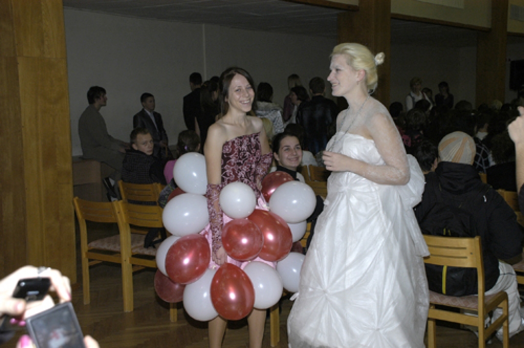 Tradicionālais talantu šovs Bauskas 2. vidusskolā 10. decembrī šogad izvērtās krietni vērienīgāks nekā jebkad iepriekš. Audzēkņu kolosālajiem priekšnesumiem dziedāšanā, dejošanā, dzejā un sportā klāt nākusi arī pašdarinātu tērpu modes...
Autors: Ivars Bogdanovs