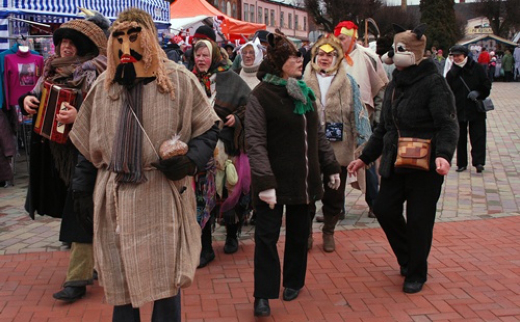Folkloras kopas «Dreņģeri» lieliskā programma, ko dalībnieki rādīja Bauskas Rātslaukumā 5. decembrī, bija Ziemassvētku tirdziņa veiksmīgākā epizode. Citādi tirgus atgādināja Viļņā pirktu drēbju un apavu ekspozīciju, jo amatnieku stendi...
Autors: Uldis Varnevičs