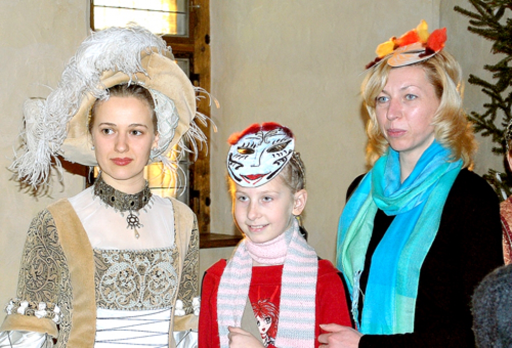 Krista Ruhocka (vidū) kopā ar māmiņu Inetu un princesi Ievu Bronko-Pastori.