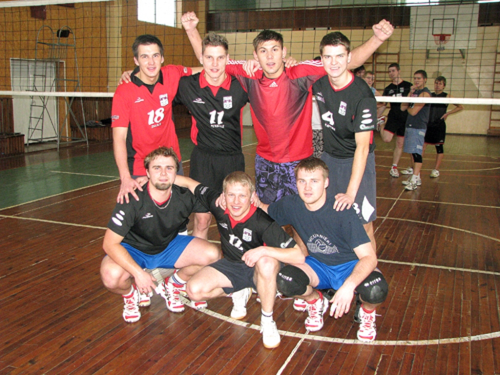 Piemiņas turnīrā meistarīgākie bija Gints Kalniņš (pirmajā rindā no kreisās), Matīss Augstkalns, Pēteris Plūme, Uģis Dombrovskis (otrajā rindā no kreisās), Kaspars Mičs, Kārlis Volodins, Artūrs Zaķis. 