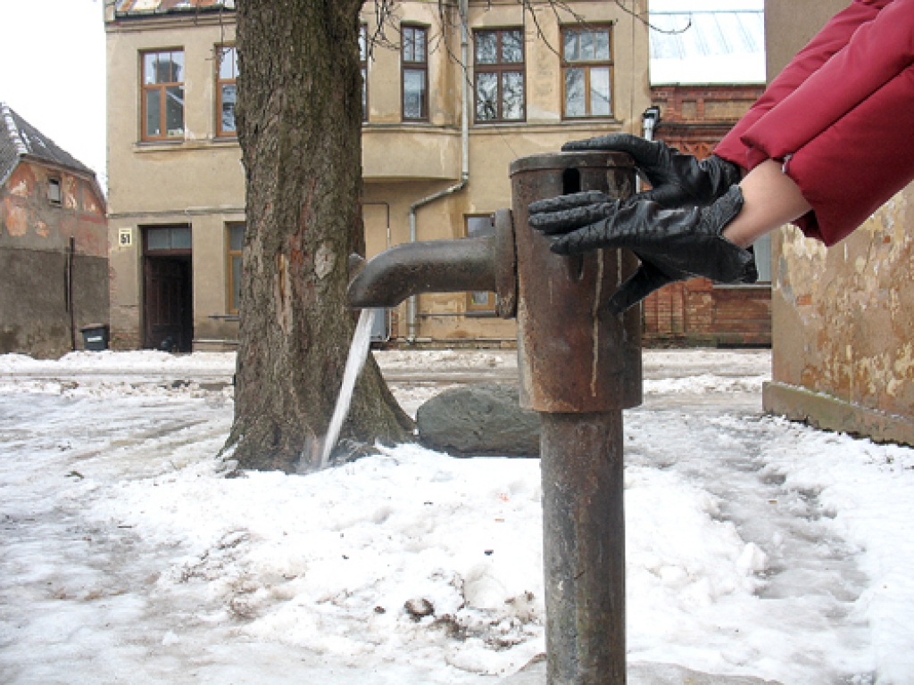 Ūdenssūkņi, iespējams, nākamgad Bauskā no ielām pazudīs. Vienīgais varētu palikt Baznīcas un Rūpniecības ielas krustojumā kā vecmodīgās sistēmas liecība.