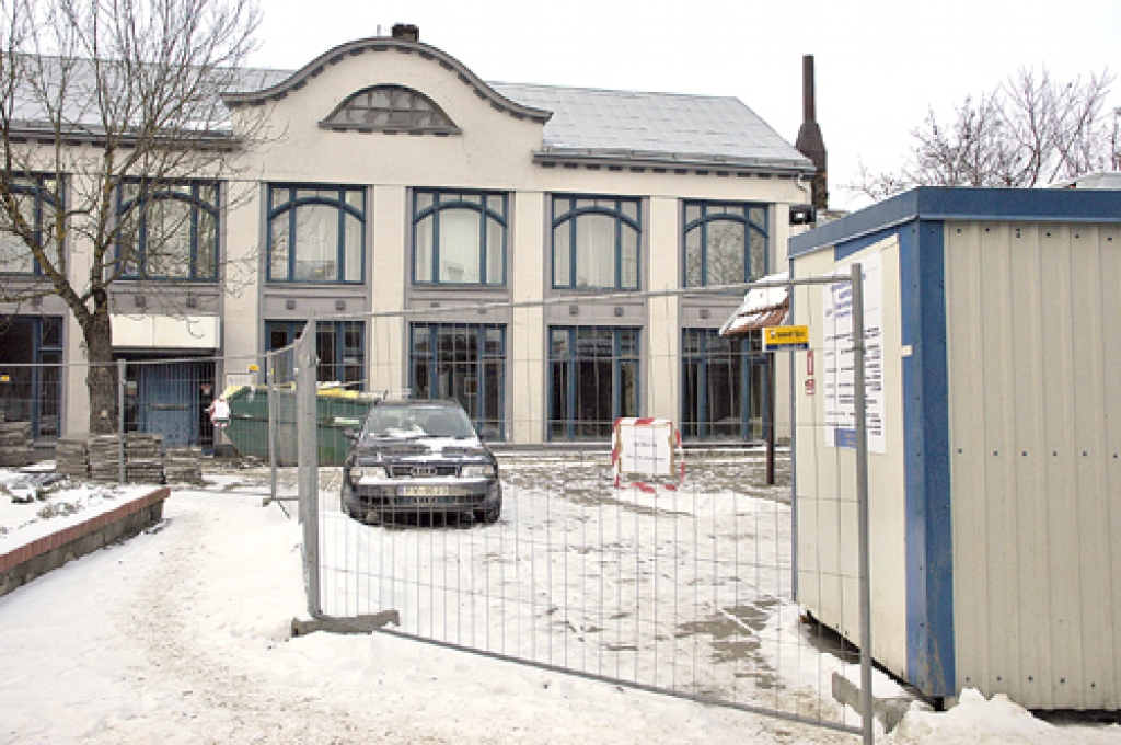 Mūsdienu tehnoloģijas ļauj celtniekiem ēkas remontu veikt arī šķietami tam nepiemērotos apstākļos. SIA «Redmars» NVA Bauskas filiāles ēkas remontu sola pabeigt līdz nākamā gada februāra vidum.