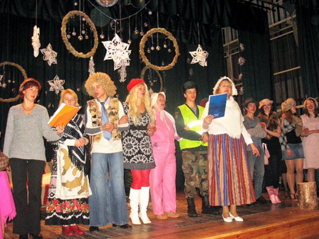 Izrādes «Cita Sarkangalvīte un Albīns vilks» laimīgais fināls. Vecmāmiņa (Anita Nagle) palika neapēsta, vilks Albīns (Raivis Drezovs) apliecināja savu drosmi, Sarkangalvīte (Sarmīte Ķīse) ir laimīga, jo tikusi pie vīra, bet kārtībnieks Kumeliņš (Jānis Drezovs) kā vienmēr bija klāt īstajā vietā un laikā. Visi citi arī savās vietās.