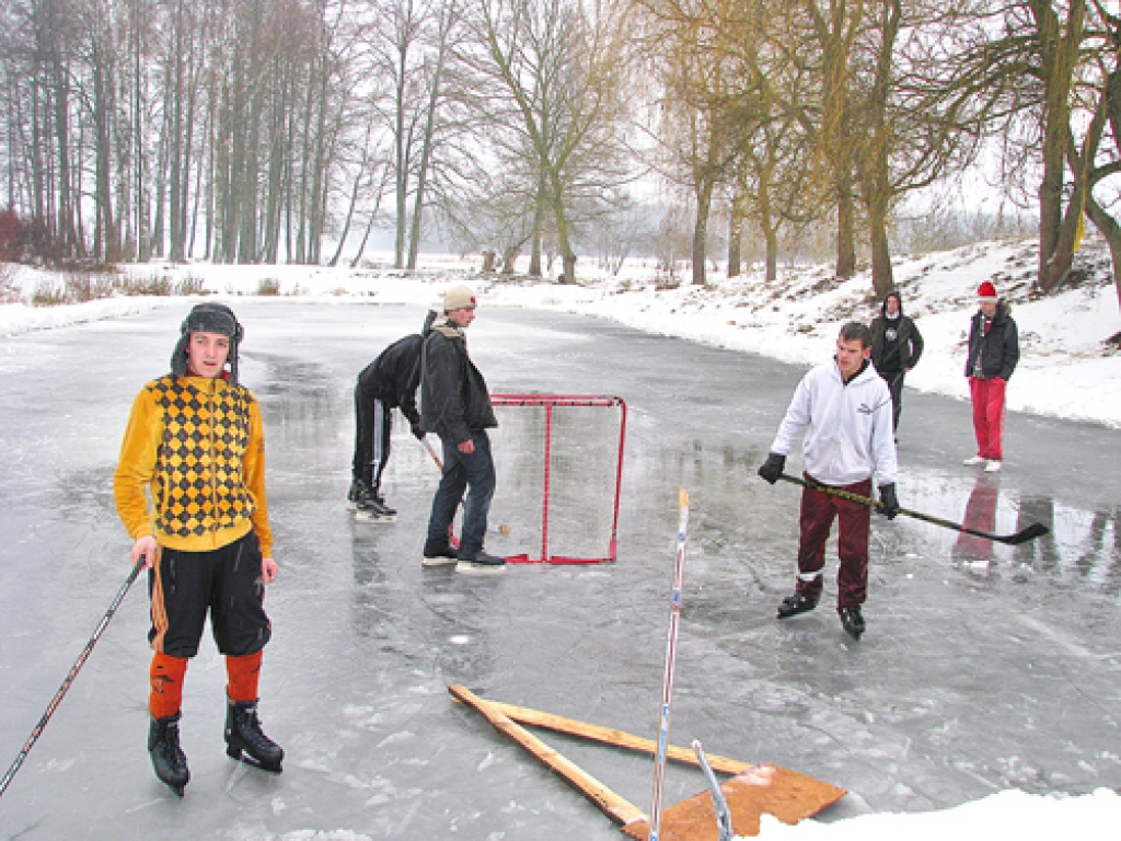 Hokeja mirkļus uz dīķa pie Griķu pamatskolas izmanto Jānis Dambrāns (no kreisās), Ivo Latons, Nauris Dumbrovskis un Matīss Kučinskis.