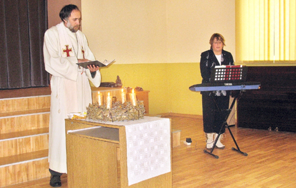 Ceraukstes tautas namā kopā ar mācītāju Jāni Tālumu muzicēja arī Ināra Grēniņa.