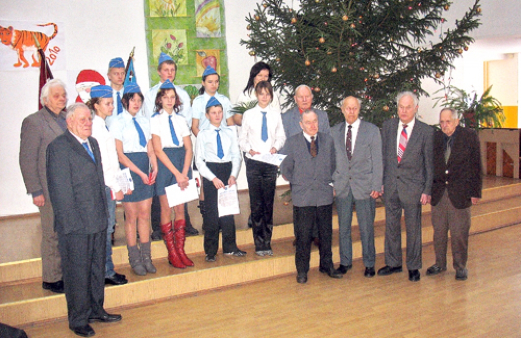 Dažādas paaudzes vienojas «Daugavas vanagu» organizācijas izveidošanas 64. gadadienai veltītajā pasākumā.