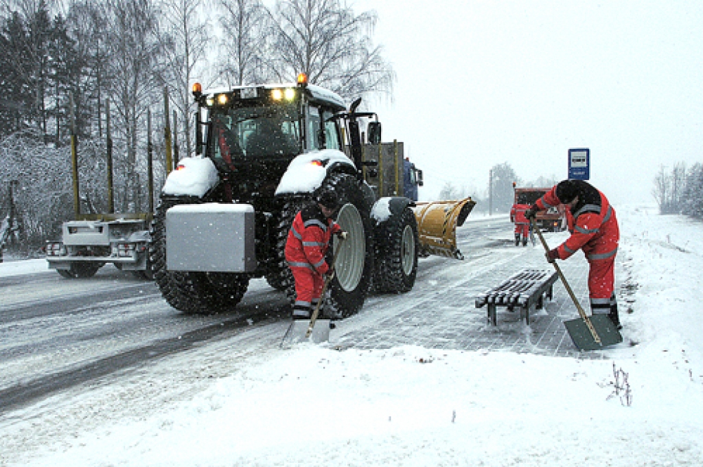 Visu pirmdienu turpinājās snigšana. Braukšanas apstākļi uz ceļa A-7 bija apgrūtināti, taču ceļu uzturētāji nemitīgi strādāja, brauktuvi attīrot no sniega. Autovadītāji aicināti būt īpaši uzmanīgi un izvēlēties laika apstākļiem piemērotu un drošu braukšanas ātrumu.