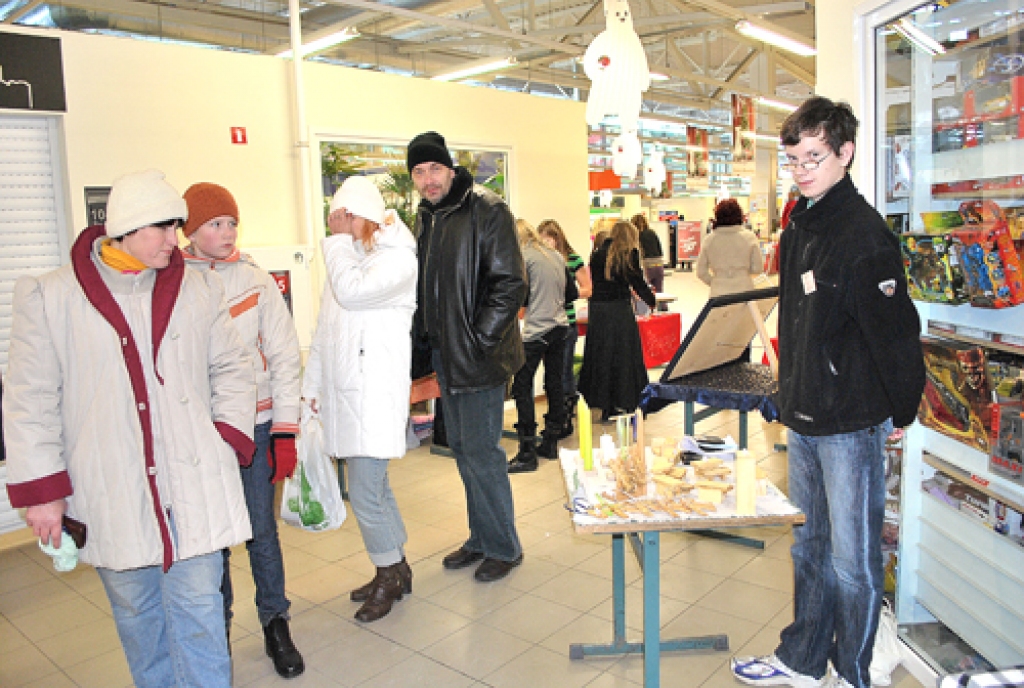 Tomam Donerblicam (no labās), SIA «Koks» īpašniekam, vieta tuvāk veikala ieejai būtu likusies labāka, tomēr tirgošanos viņš atzina par veiksmīgu.