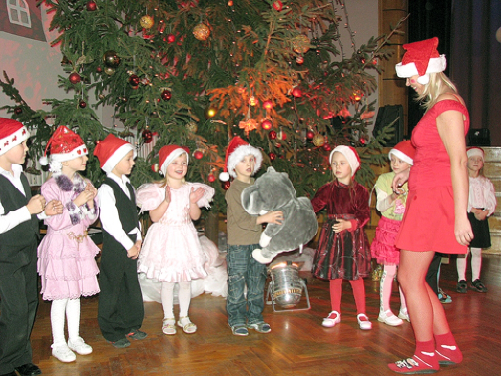 Īslīces vidusskolas mazākajiem audzēkņiem sagaidīt Ziemsvētku vecīti palīdzēja rūķi.