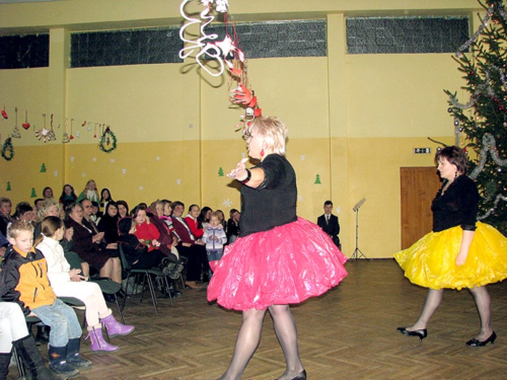 Māsas Legzdiņas no Dobeles, televīzijas šova «Dziedošās ģimenes» dalībnieces, Mežotnē ļaudis sagaidīja ar milzīgām ovācijām.