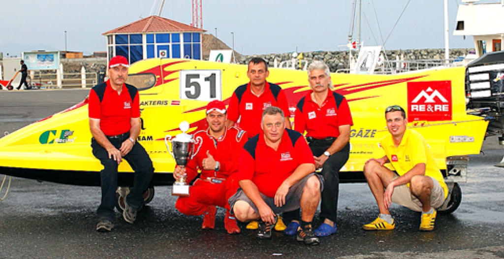Komandas saskaņa un tehniskās prasmes bija svarīgi priekšnosacījumi panākumiem F-2 ātrumlaivu pasaules čempionātā. Par sudraba godalgu gandarīti Miervaldis Zaharčenoks (no kreisās), Uvis Slakteris, Sergejs Atamanovs, Mārtiņš Bergholcs, Juris Slavītis (aizmugurē no kreisās) un Aivars Lenerts.