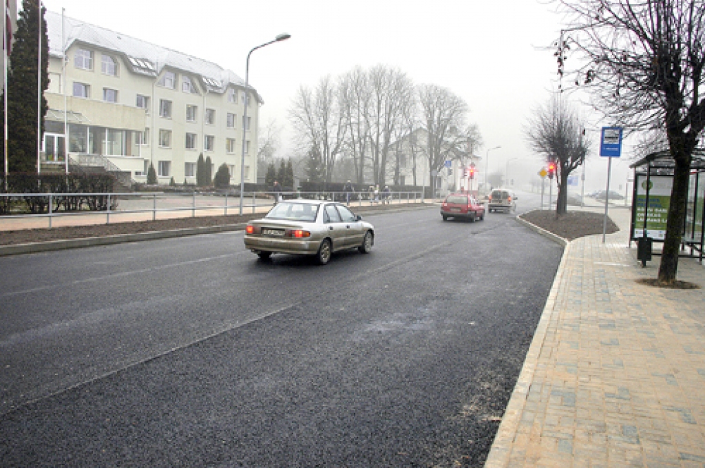 Uzvaras iela Bauskā pēc atjaunošanas. Atjaunots posms 490 metru garumā no Brīvības bulvāra līdz Baznīcas ielai. Izveidoti trotuāri, veloceliņi, ierīkota apgaismojuma sistēma, apakšzemes komunikācijas, vairākas automašīnu stāvvietas ielas malās. Projekta īstenošanai piesaistīti Eiropas Reģionālās attīstības fonda līdzekļi. Būvdarbu kopējās izmaksas – 379 974,03 lati.