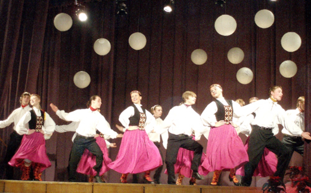 Īslīces kultūras namā jau vienpadsmito reizi notika Latvijas jauniešu tautas deju kopu konkurss «Ziemassvētku kauss», uz skatuves tautas deju ansambļa «Līgo» studijas dalībnieki.