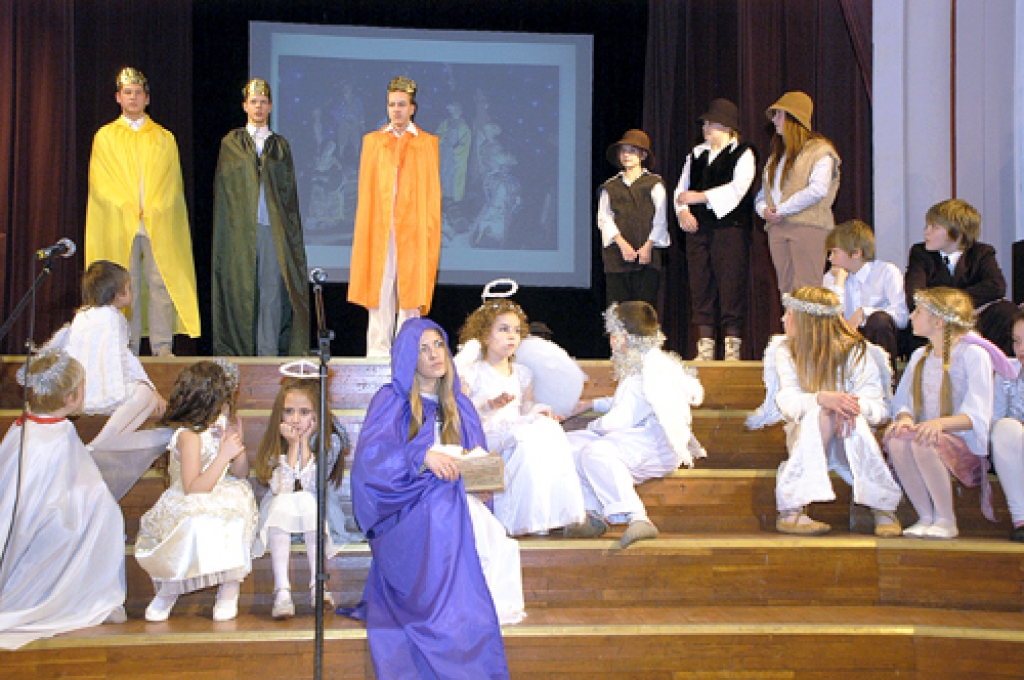 Bauskas Kristīgās pamatskolas audzēkņi uzvedumā atgādina Ziemassvētku galveno vēsti – par Jēzus bērna dzimšanu.