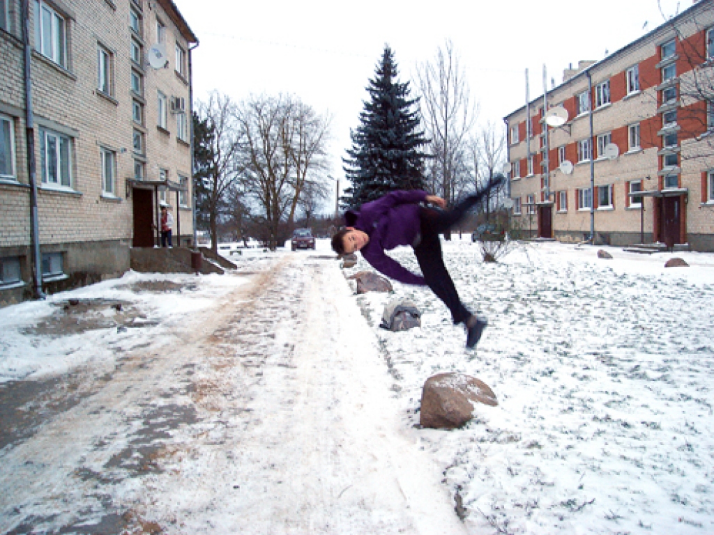 Andrejs Dubaņevičs savā sētā, izpildot «side flip» jeb sānisku kūleni.
