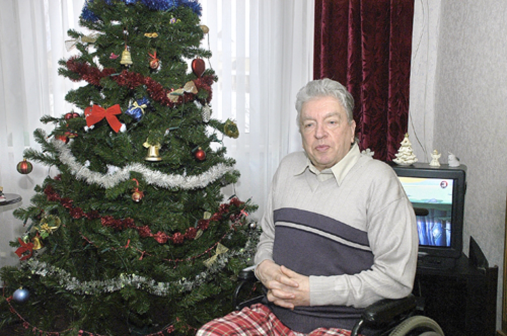 Ziemassvētku egle izdekorēta īslīcieša Aivara Kučinska dzimšanas dienā. 