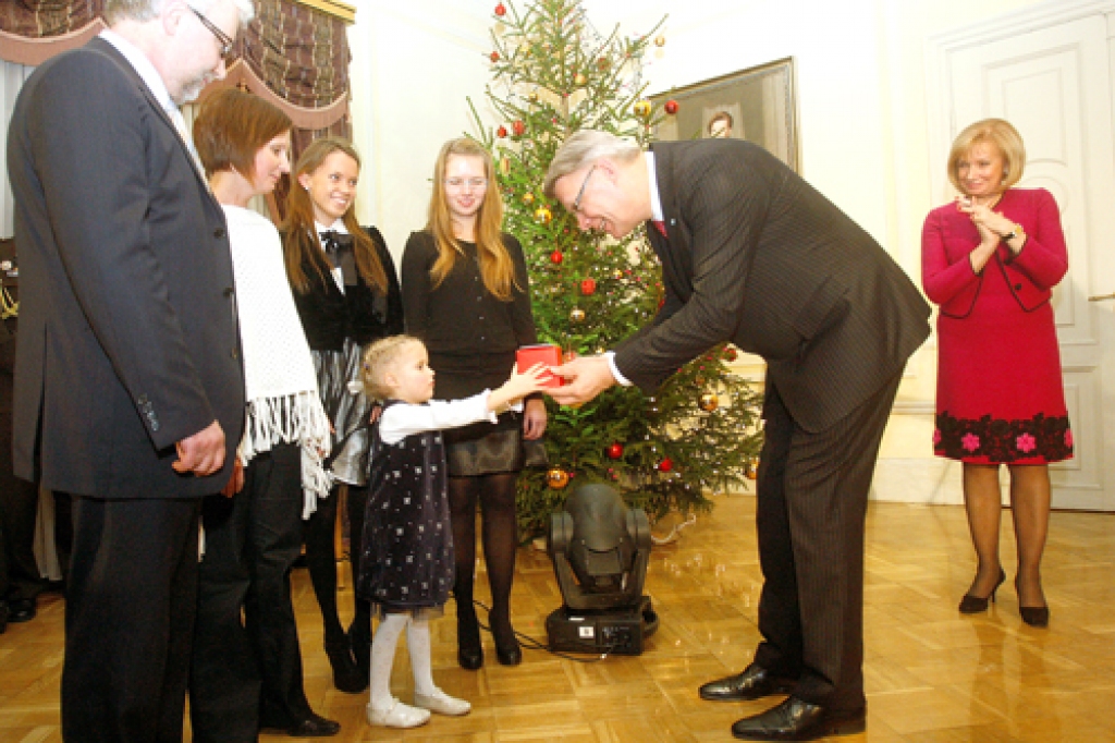 Rundāliešu Mežkazu ģimene kopā ar Valsts prezidentu Valdi Zatleru un viņa kundzi Lilitu Zatleri 2009. gada 15. decembrī. 