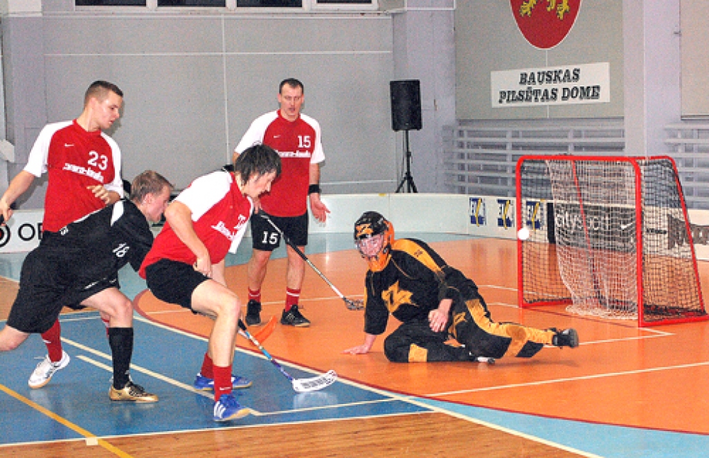 FK «Bauska» vārtsargam Elvim Holstam šajā spēlē bija daudz darba. Šoreiz bumbiņa lido garām vārtiem.
