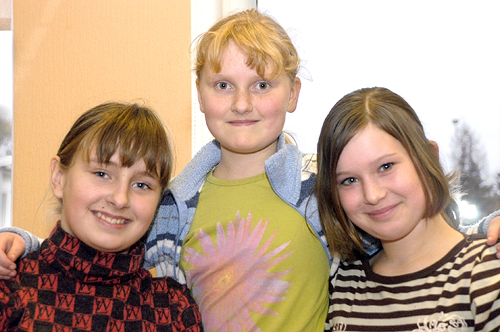 Ceturtās klases skolnieču Santas Kalvānes (no kreisās), Elvitas Ērgles un Nadīnas Balodes izpratne par naudas taupīšanas iespējām ir loģiska un vienkārša.